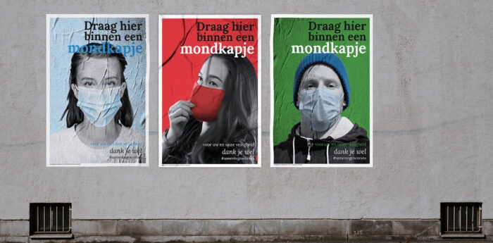 Drie posters met de tekst Draag hier een mondkapje