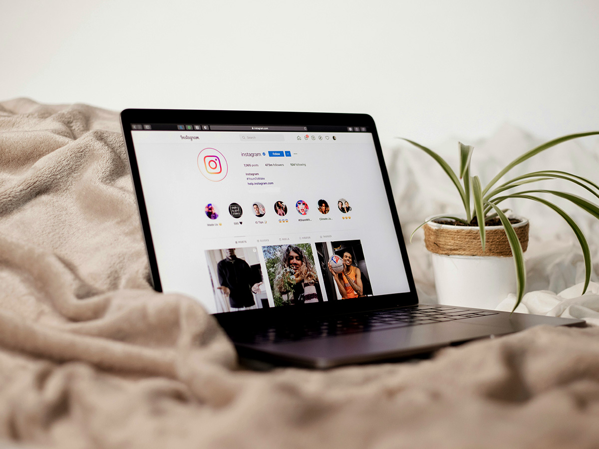 5×5 contentstrategie prompt Laptop met Instagram open voor de 5x5 contentstrategie prompt