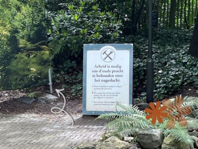 Met aandacht voor detail staat hier het bouwhek en het bord in de stijl van de Efteling.