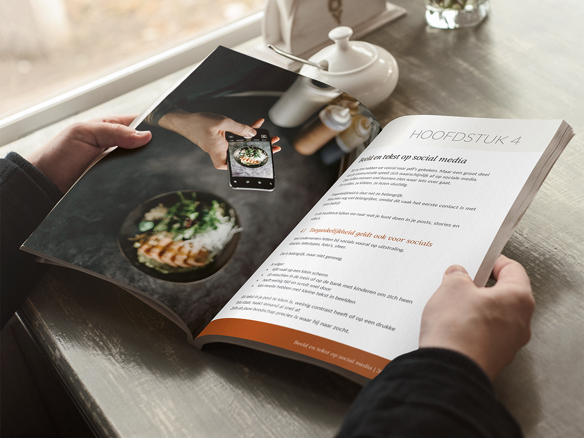 Mockup van het e-book 'Maak je content toegankelijk(er)' met uitleg over digitale toegankelijkheid, WCAG-basis en stappen voor Word, Canva en InDesign.