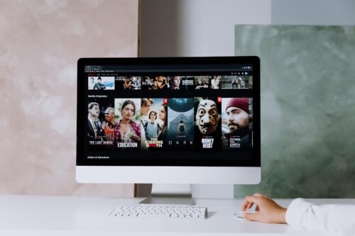 Computerscherm met voorbeelden van filmposters