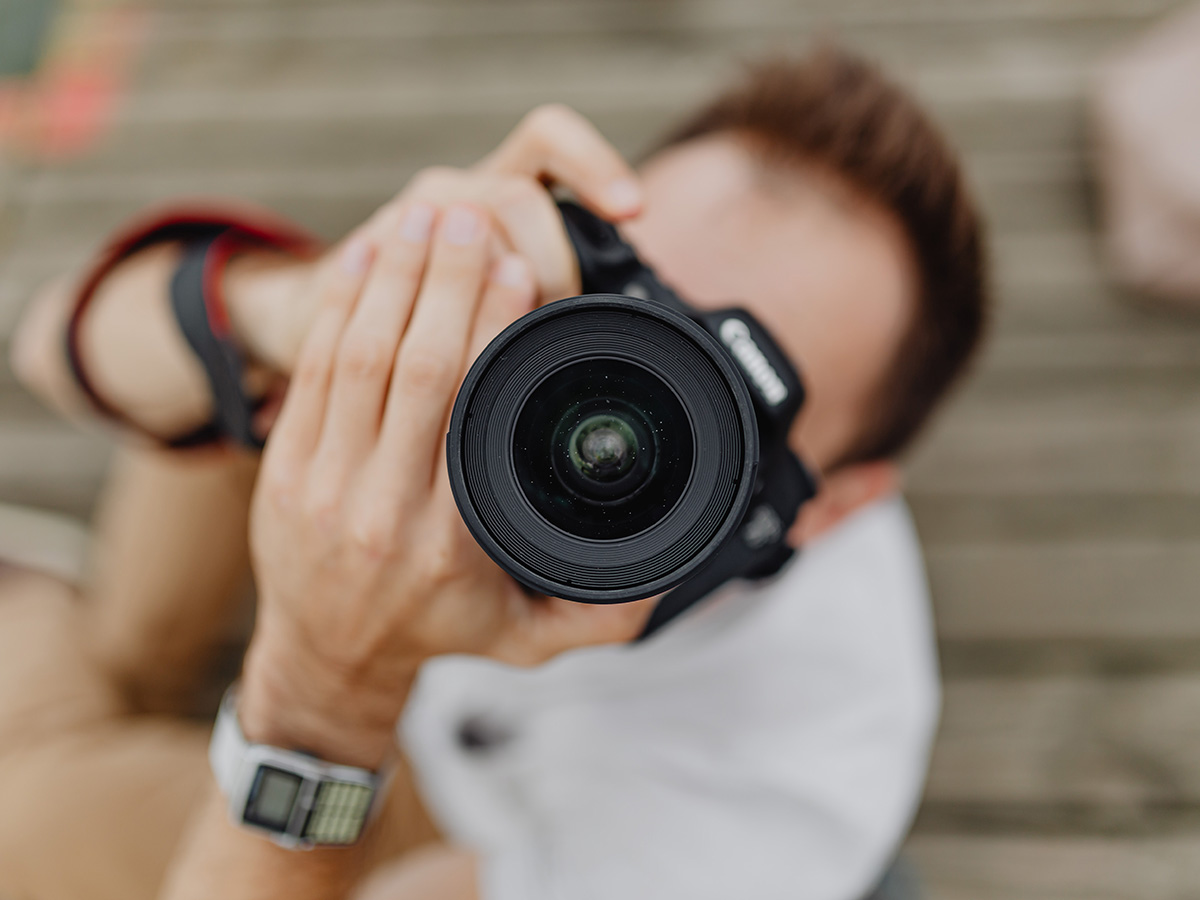 Fotograaf content ideeën Fotograaf die met zijn camera een foto neemt