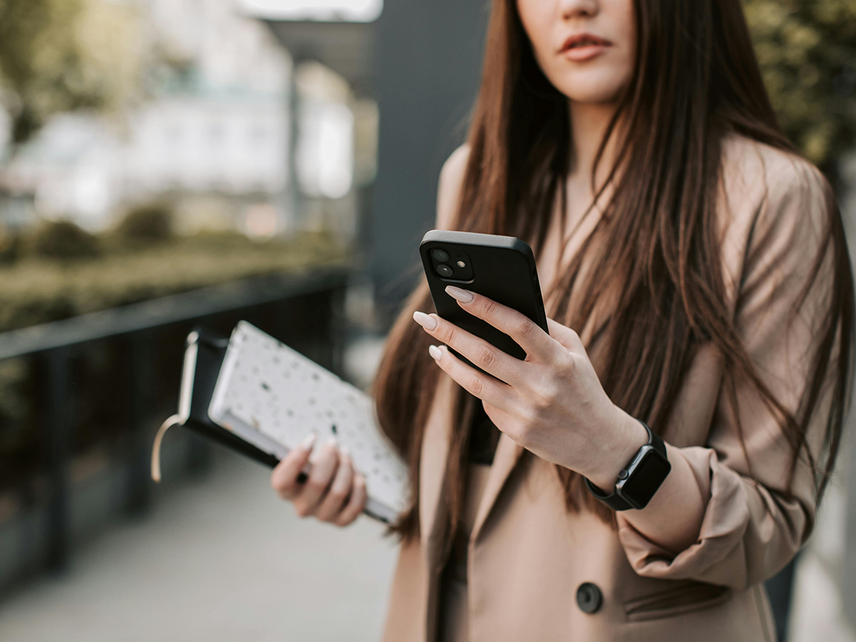 Dame controleert of haar pdf toegankelijk en dus goed leesbaar is op haar telefoon
