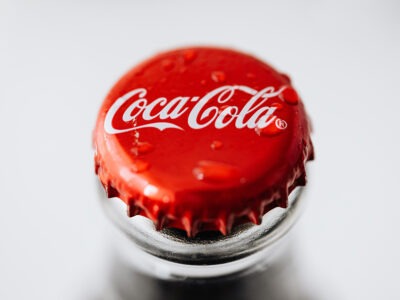 Kleuren die combineren zie je goed aan dit rode dopje met wit Coca cola logo