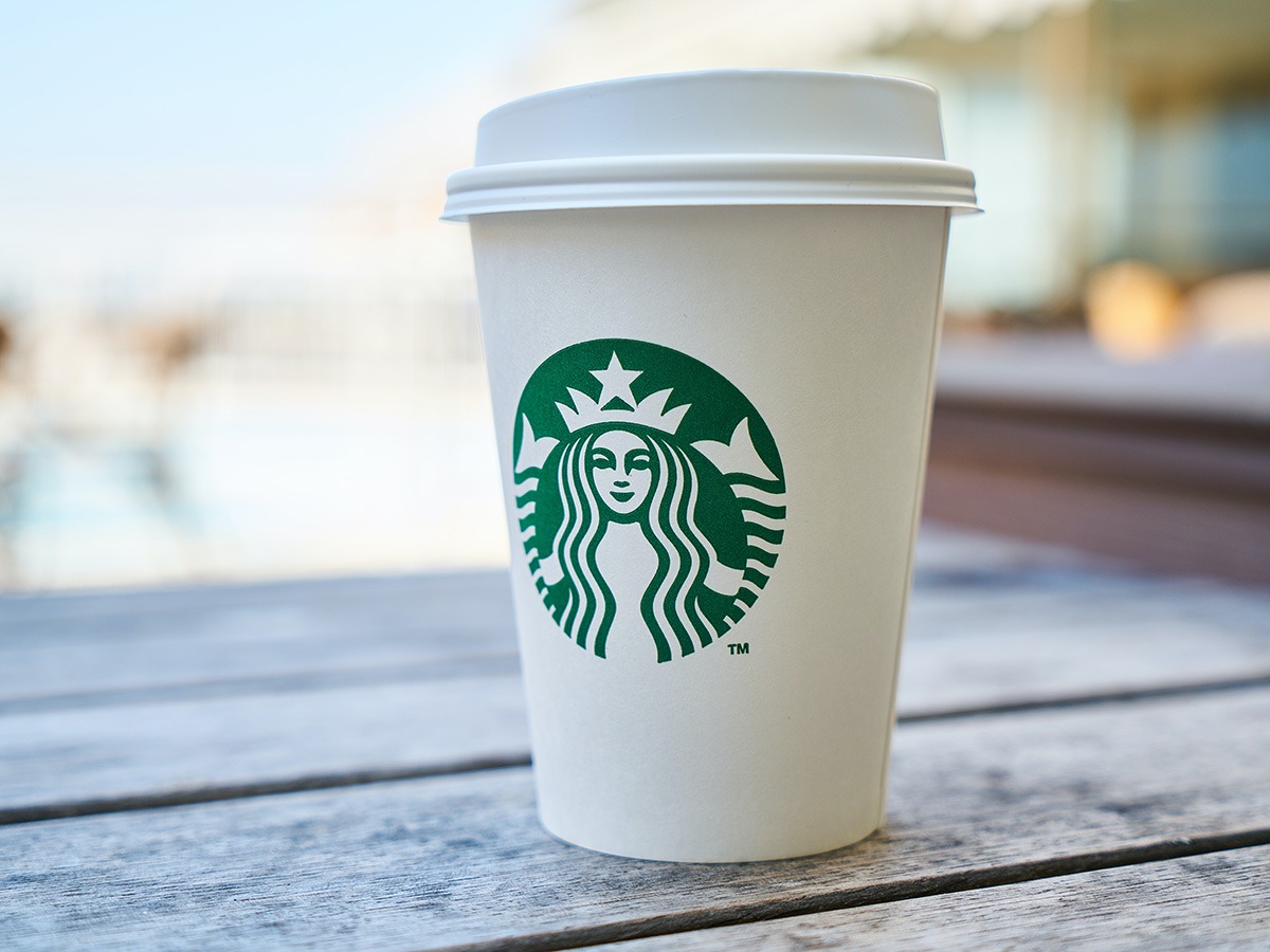 Witte beker met groen logo van Starbucks
