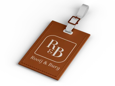 Kofferlabel in de huisstijlkleur van Rooij & Burg met het logo van R&B