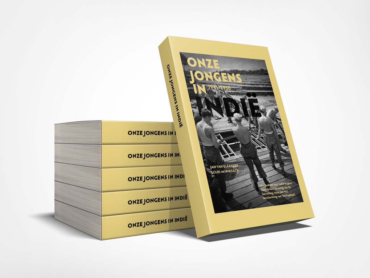 Stapel boeken waarvan er eentje staat. Daarop zie je de voorkant van het boek 'Onze jongens in Indië' waarop militairen een boot aan het bevoorraden zijn.