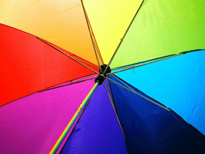Parasol met de kleuren van een kleurenwiel