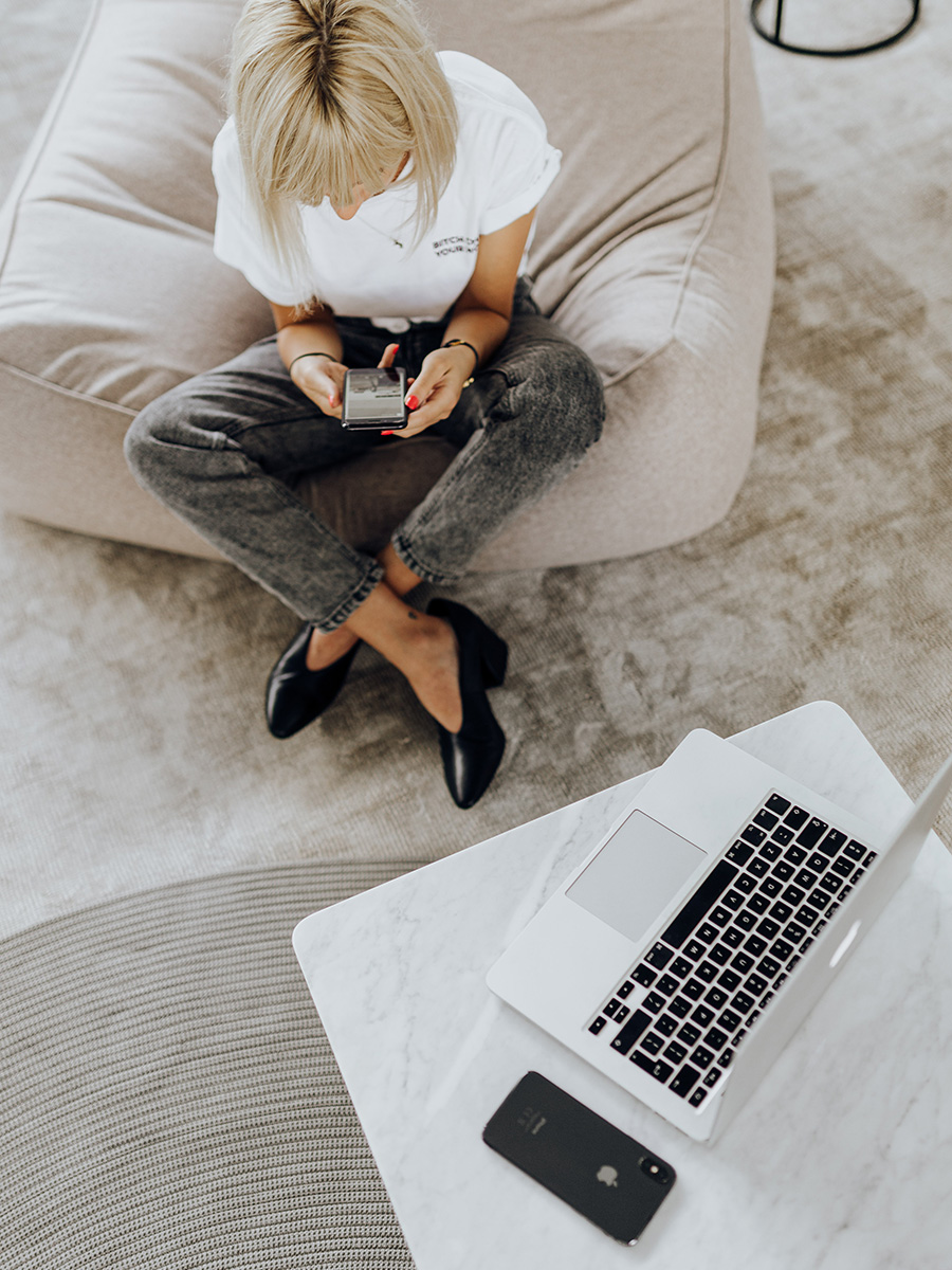 dame post iets op social media met een strategie