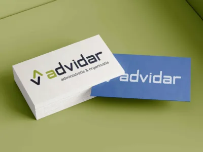 Het primaire logo van Advidar op een visitekaartje in de kleuren groen en blauw. Een van de 5 verschillende logo's