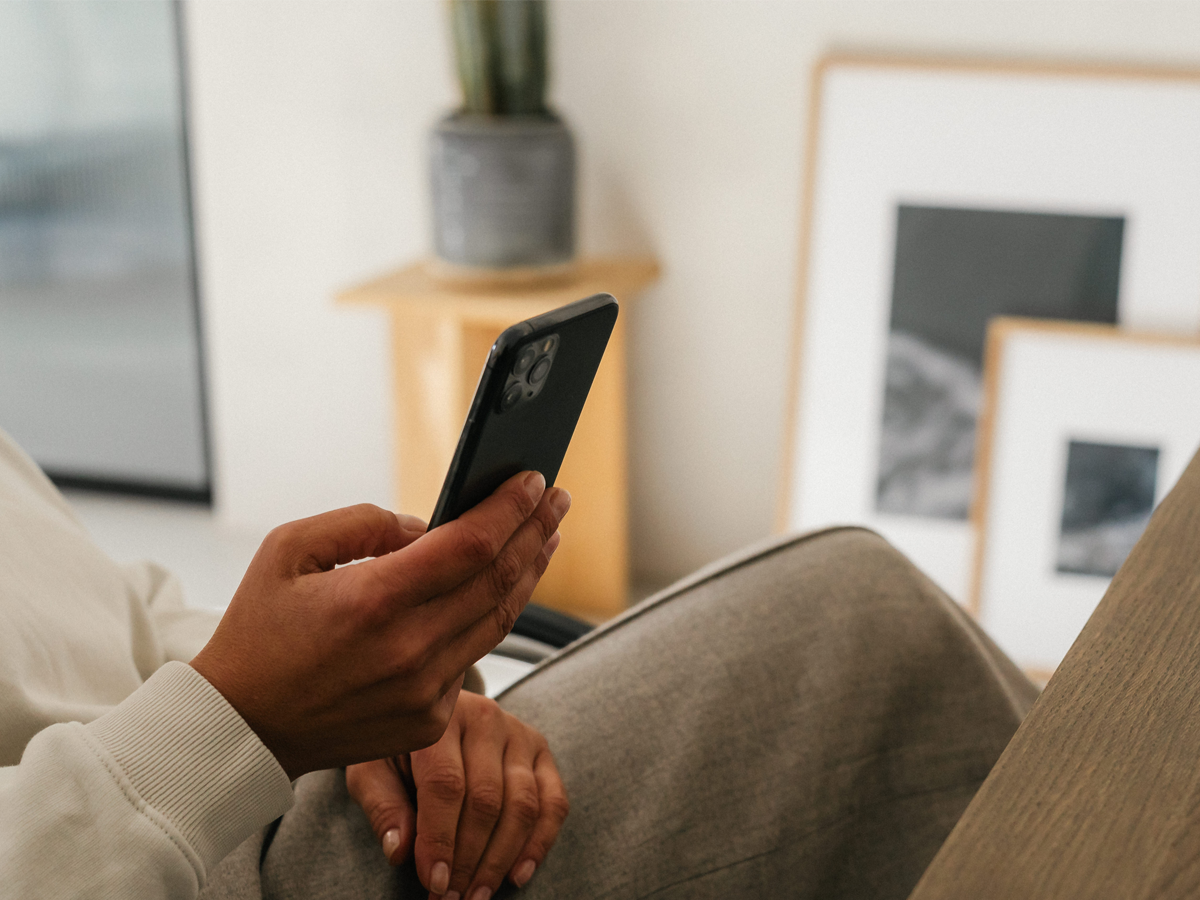 Man leest content op z'n telefoon
