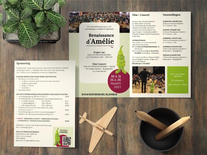 Bovenaanzicht tafel; waar een brochure ligt die vraagt om sponsoring voor het project Renaissance d'Amélie