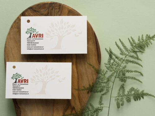 Bloemenkaartjes van Avri Bloem-en Tuincentrum. Visitekaartjes met een gat erin zodat ze deze kaartjes aan de bloemetjes kunnen hangen.