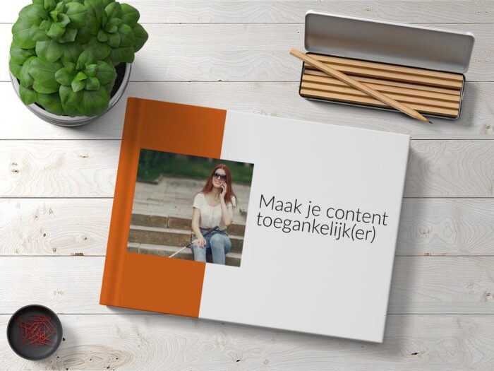 Het boek 'Maak je content toegankelijk(er) ligt op tafel
