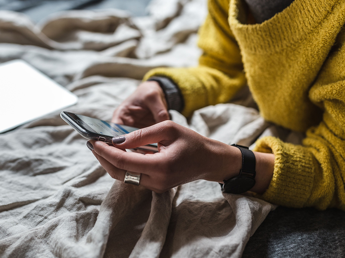 Vrouw leest de mini cursus 'Maak je pdf's werkelijk leesbaar' op heer telefoon