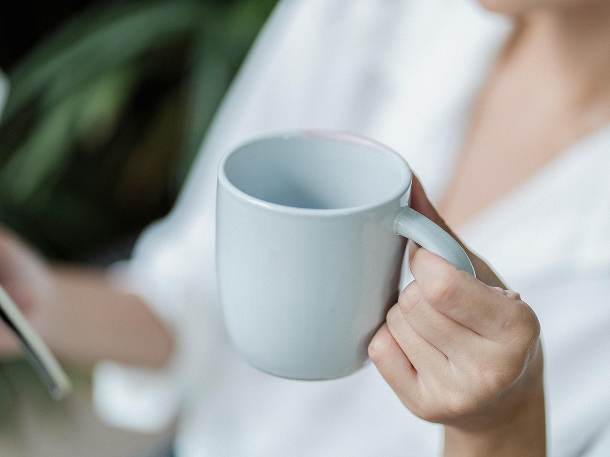 Dame met koffie heeft pauze en wil weer gaan posten op Instagram