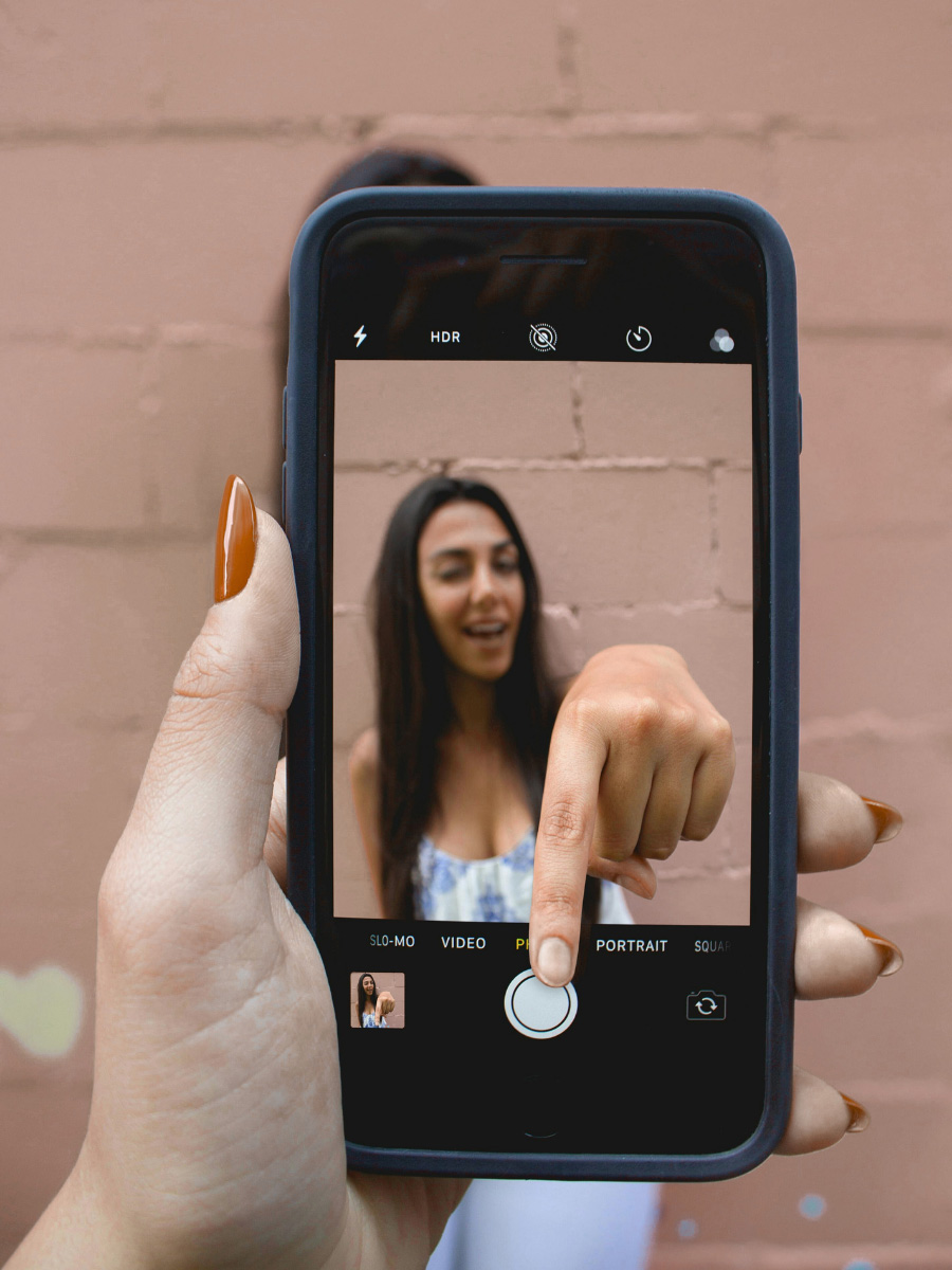 social media plan premium_dame Dame met smartphone die het overneemt - social media plan premium